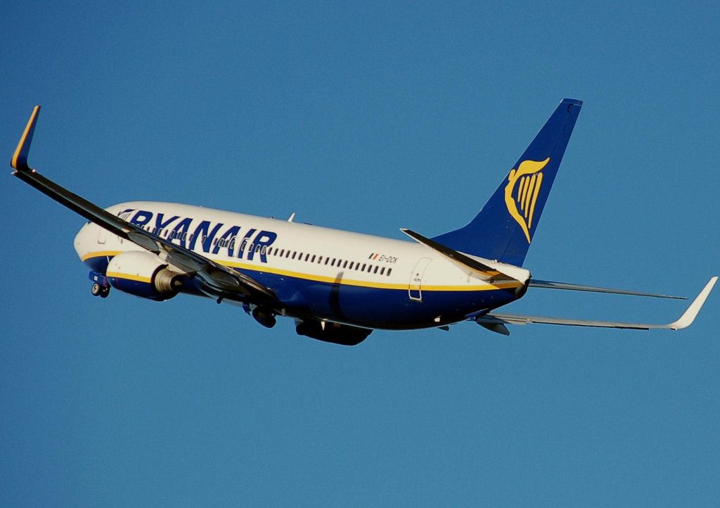Ryanair B737-800 after takeoff (src Wikipedia)