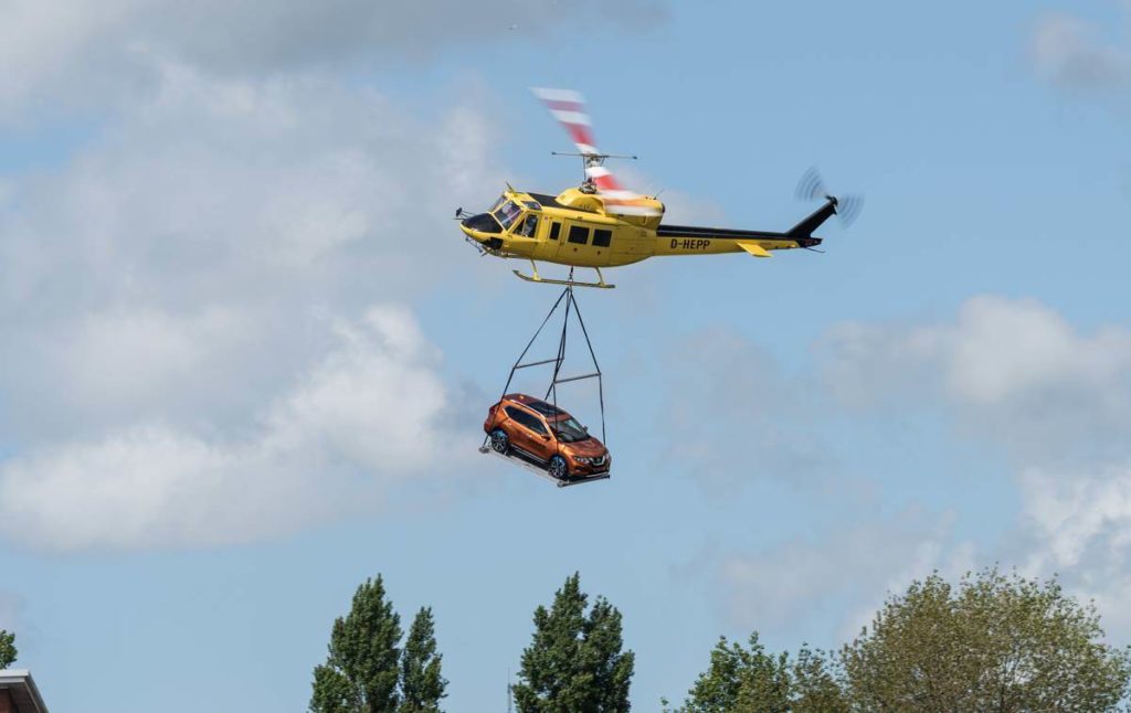 Twin Huery carrying Nissan X-Trail (Image: Peter Howlett)