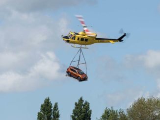 Twin Huery carrying Nissan X-Trail (Image: Peter Howlett)
