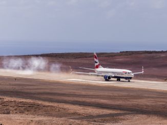First_Comair_Boeing_737-800_flight_to_Saint_Helena_Airport_(79)
