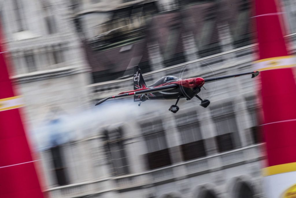 Ben Murphy cross between the pylons in Budapest (Image: Joerg Mitter / Red Bull Content Pool)