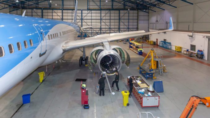 Cardiff Aviation carrying out work on a TUI Boeing 757