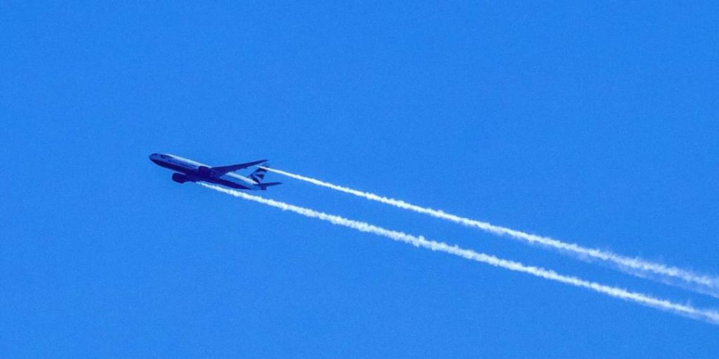 BA113 dumping fuel over the Bristol Channel (Img: Philip Dawson)