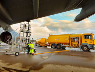 100% SAF fuel is loaded onto the RAF Voyager at Brize Norton (MOD Crown Copyright)