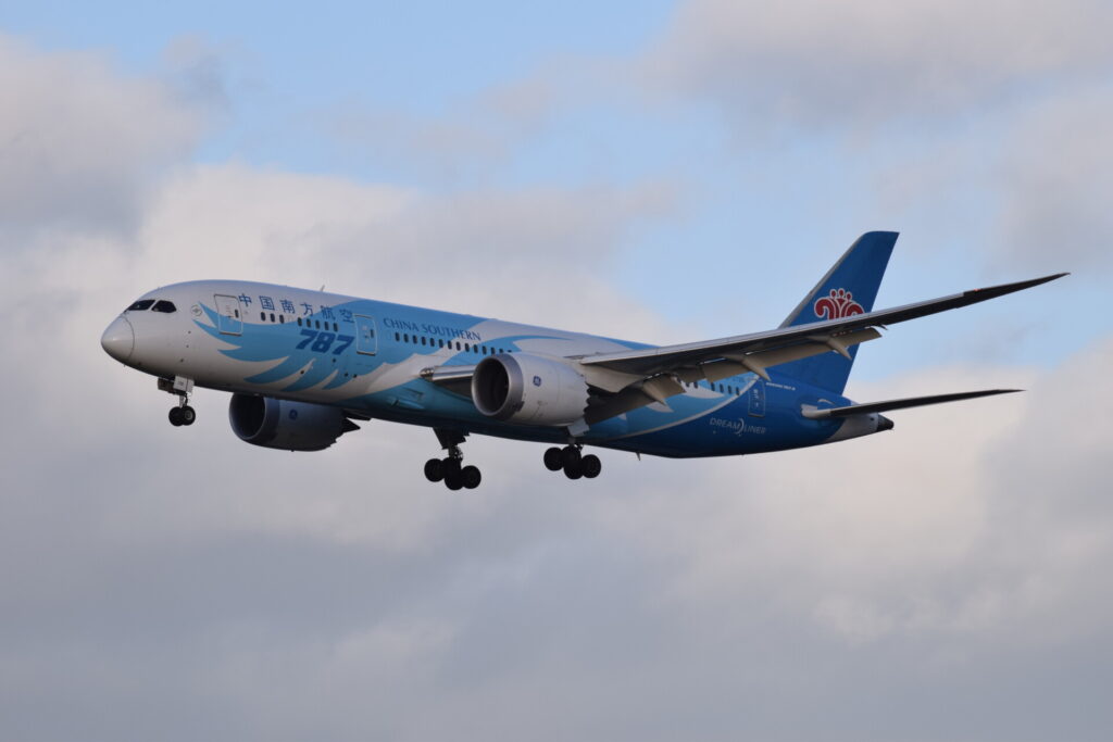 China Southern Boeing 787 at Heathrow (Max Thrust Digital)